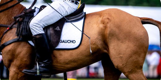 Gaucho playing polo wearing the pampeano Roca belt, with cream, white and black hand-stitched details.