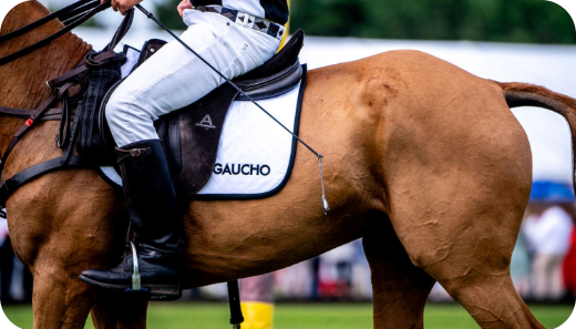Gaucho playing polo wearing the pampeano Roca belt, with cream, white and black hand-stitched details.