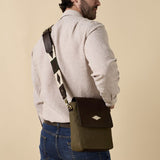 Bandolera Umhängetasche – Braunes Leder und Wald-Canvas
