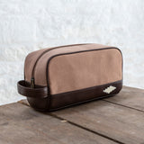 Hombre Kulturtasche – Braunes Leder und Sand-Canvas mit cremefarbenen Nähten