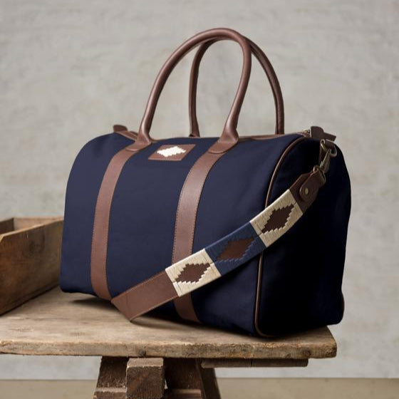 Auswahl zwischen einer Reisetasche „Varon“ aus Leder und Canvas und einem Kulturbeutel „Hombre“ – Geschenkpaket