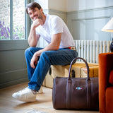 Auswahl zwischen einem Pampeano-Gürtel aus Leder und einer Varon-Reisetasche aus Leder – Geschenkpaket